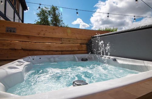 Hereford Casa | Bramble Cottage - Cosy 2 Bed With Deluxe HOT TUB & Log Burner