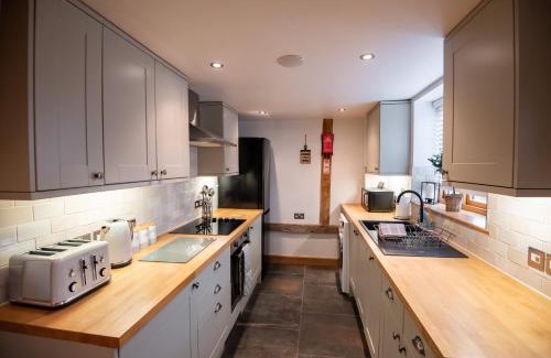 Hereford Casa | Bramble Cottage - Cosy 2 Bed With Deluxe HOT TUB & Log Burner