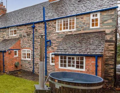 Loughborough Casa | Brand Hill Cottage with Hot Tub