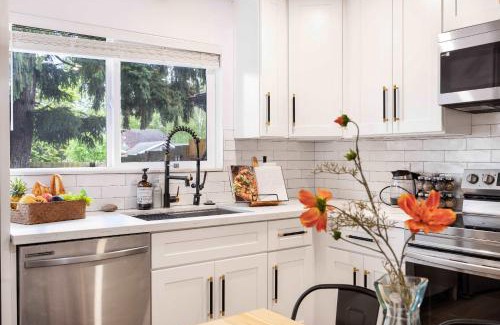 Picnic Point-North Lynnwood Apartamento | Brand New 1BR Designer's Oasis 1min to I-5 Costo