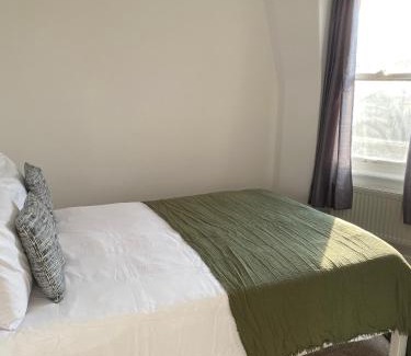 Town Apartamento | BRAND NEW 2 bed flat plus living room for 7 people near from Chelsea Stadium with welcome breakfast