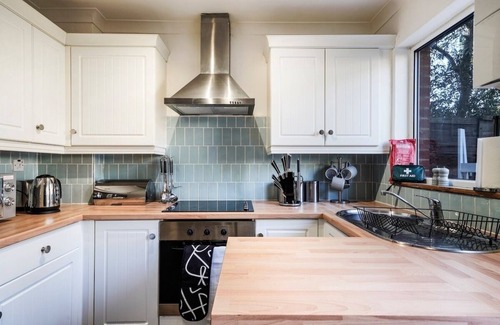 Livesey Casa | Brand New - 2 Bed in London - Parking - Garden