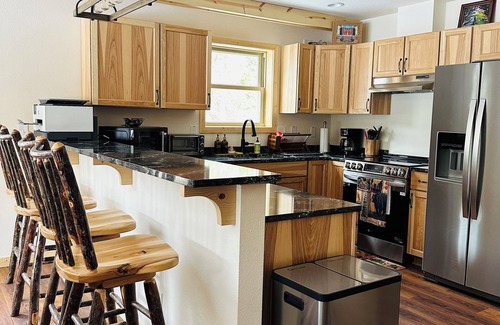 Eagle River Cabaña | Brand New 3-bedroom cottage with WiFi and AC in enchanting Downtown Eagle River