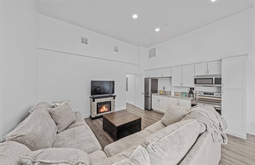 Topaz Lake Condominio | Brand-new 4-bed, 2-bath suite with stunning lake views.
