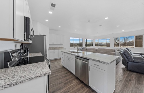 Topaz Lake Condominio | Brand-new 4-bed, 2-bath suite with stunning lake views.