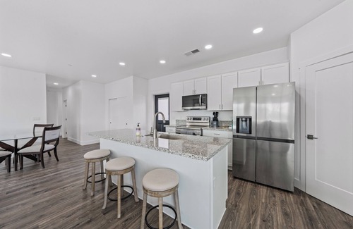 Topaz Lake Condominio | Brand-new 4-bed, 2-bath suite with stunning lake views.