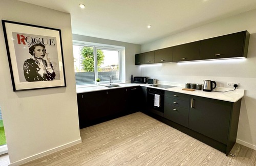 Poole Casa | Brand New 4 Bedroom House -Sleeps 9 - Free Parking