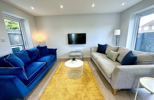 Poole Casa | Brand New 4 Bedroom House -Sleeps 9 - Free Parking