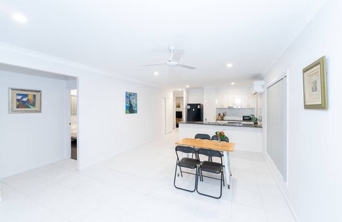 Park Ridge Casa | Brand New 4BR Family Oasis Easy Brisbane Access