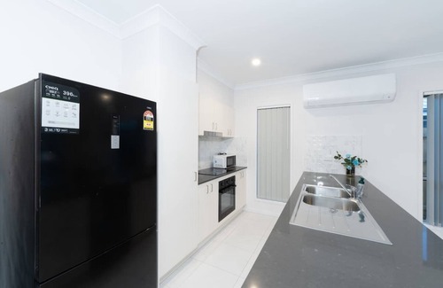 Park Ridge Casa | Brand New 4BR Family Oasis Easy Brisbane Access