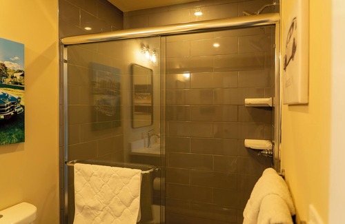 Limon Casa | Brand NEW beautiful High end Hotel style room ,Limon Free dedicated EV Charging