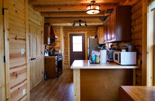 Frankfort Cabina | Brand new, beautiful log cabin in the heart of bourbon and horse country.