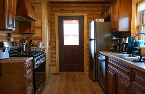 Frankfort Cabina | Brand new, beautiful log cabin in the heart of bourbon and horse country.