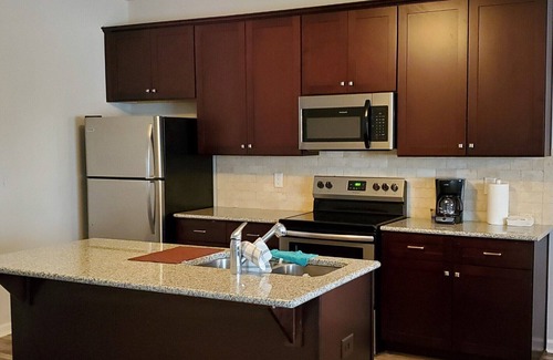 Irondale Casa | Nuevo y hermoso townhome de 3 habitaciones, 2 y 1/2 baños para su escapada