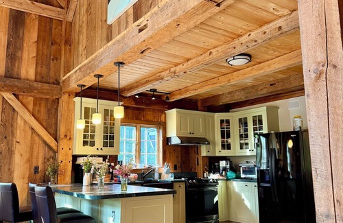 Granville Casa | BRAND NEW: Beautifully Restored Timber Frame Barn w/ Hot Tub & Movie Theater