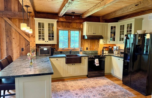 Granville Casa | BRAND NEW: Beautifully Restored Timber Frame Barn w/ Hot Tub & Movie Theater