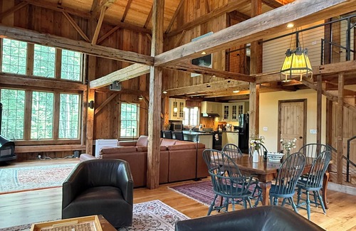 Granville Casa | BRAND NEW: Beautifully Restored Timber Frame Barn w/ Hot Tub & Movie Theater