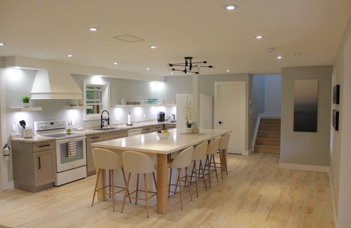 Stokes Bay Cabaña | Brand NEW! Cedar Creek Cottage - 5 min from the beach!