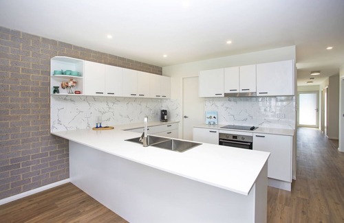 Lake Munmorah Casa | Brand New Dog Friendly Lakefront Villa