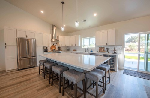 Paso Robles Casa | Brand-new Farmhouse Style Ranch w/Fire Pit in the heart of Paso Robles!