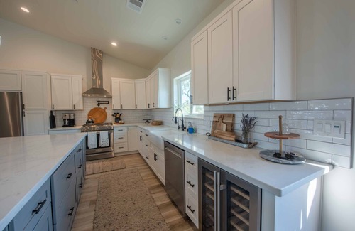 Paso Robles Casa | Brand-new Farmhouse Style Ranch w/Fire Pit in the heart of Paso Robles!