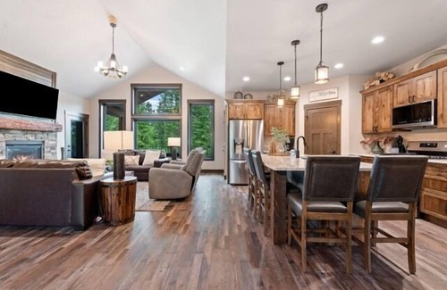 Lead Casa | Brand new, heart of the Black Hills, game room, hot tub