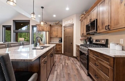 Lead Casa | Brand new, heart of the Black Hills, game room, hot tub