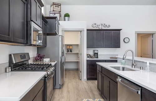 West Richland Casa | Brand New House Built in 2021 Sleeps 8 Near Everything!