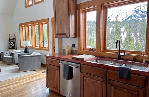 Antler Ridge Casa | BRAND NEW LISTING! Gorgeous Private Big Sky Cabin!