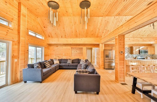 Tannersville Casa | Brand New Mega Mansion 10BR 6 Bath 6000 Sq Log Home in Hunter