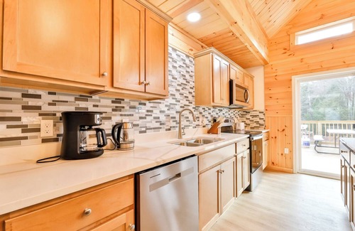 Tannersville Casa | Brand New Mega Mansion 10BR 6 Bath 6000 Sq Log Home in Hunter