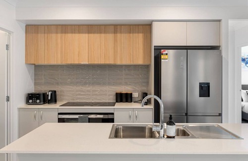 Carseldine Casa | Brand New Modern 5BR House Ducted A/C Near Mall