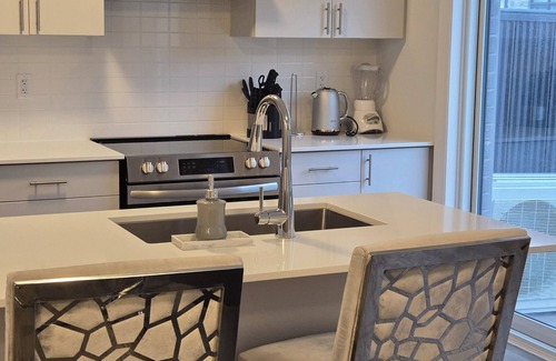 West Oak Trails Casa | Brand new Modern 4 Bedroom Home in prestigious Oakville community