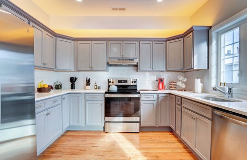 The Hill Apartamento | Brand New Modern Apartment! Near Yale, AC + Parking.