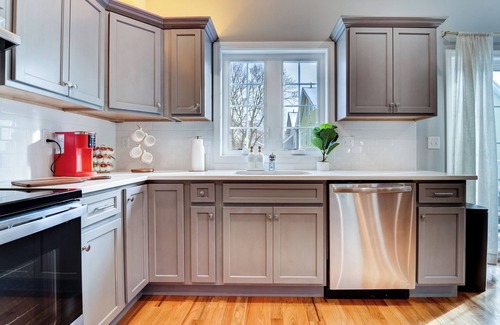The Hill Apartamento | Brand New Modern Apartment! Near Yale, AC + Parking.