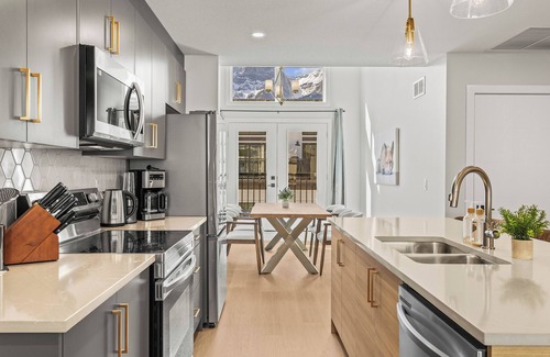 Harvie Heights Casa | Brand New Modern Townhouse with Stunning Mountain Views – Sleeps 6