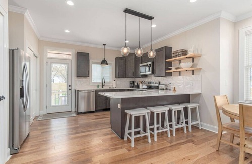 Travelers Rest Casa | Brand New Modern House - Walk to Main Street