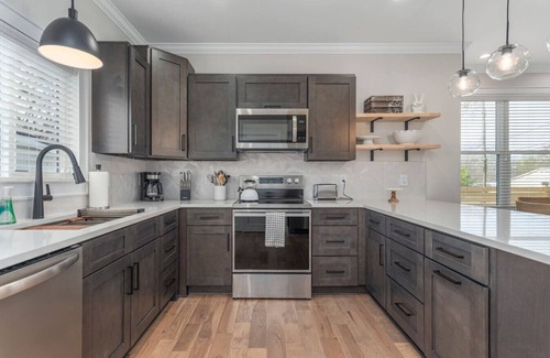 Travelers Rest Casa | Brand New Modern House - Walk to Main Street