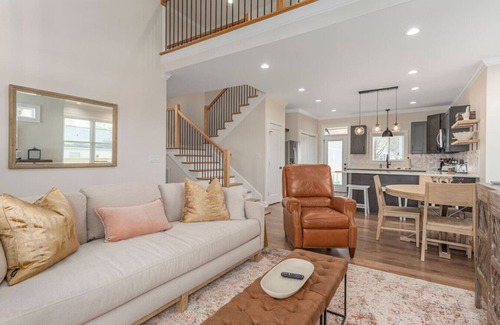 Travelers Rest Casa | Brand New Modern House - Walk to Main Street