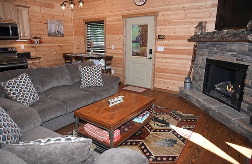 Brasstown Cabina | *BRAND NEW* Mountain View Cabin close to the Folk School with Gas Fire Pit & Hot Tub