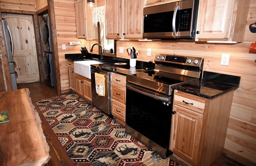 Brasstown Cabina | *BRAND NEW* Mountain View Cabin close to the Folk School with Gas Fire Pit & Hot Tub