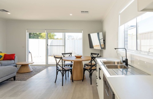 Mildura Casa | Brand New Ontario Townhouse next to Hospital Precinct and Mildura Golf Club