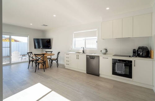 Mildura Casa | Brand New Ontario Townhouse next to Hospital Precinct and Mildura Golf Club