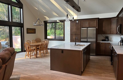 Coram Cabina | Brand New Prospector's Cabin with Hot-tub