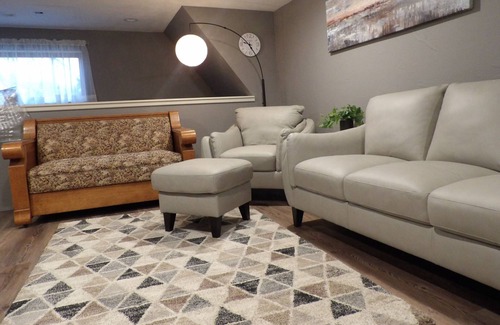 Joplin Apartamento | Brand new quiet and secluded, upstairs apartment with full amenities and deck.