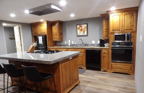 Joplin Apartamento | Brand new quiet and secluded, upstairs apartment with full amenities and deck.