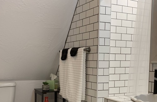 Joplin Apartamento | Brand new quiet and secluded, upstairs apartment with full amenities and deck.