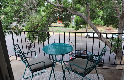 Fort Logan Condominio | Brand New Renovation! Private & Quiet Top Floor Condo! Great Location!