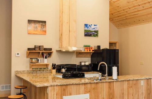 Black Fork Cabina | Brand new River Cabin ready for floating swimming or fishing . Close to Skiing!!