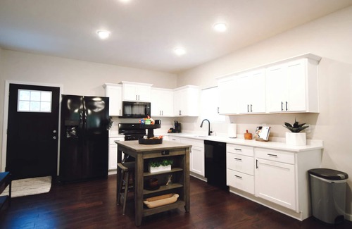 Springfield Casa | Brand NEW Spacious 5-bedroom house in awesome Springfield near MSU and Mercy